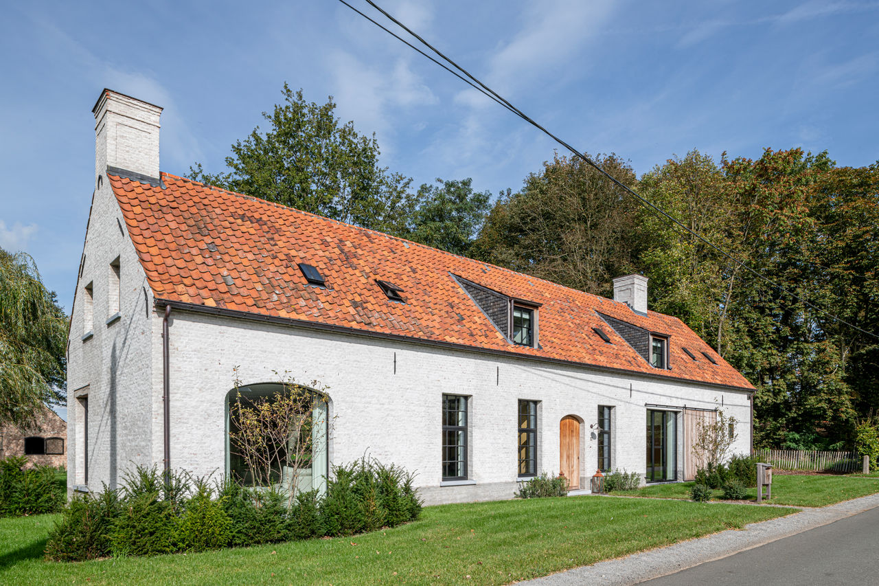 All windows are Decalu110 Steel.

The window with the curved top on the left at the front facade (living area) is Zendow#neo.