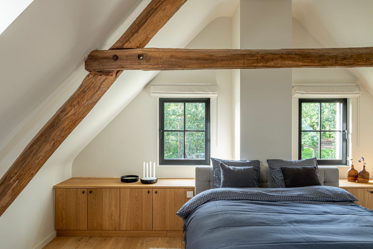 All windows are Decalu110 Steel.

The window with the curved top on the left at the front facade (living area) is Zendow#neo.